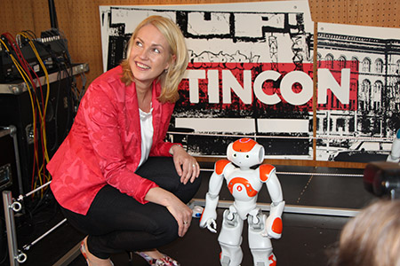 Bundesfamilienministerin Manuela Schwesig redet mit Roboter Maria bei der TINCON © Der Böse Wolf