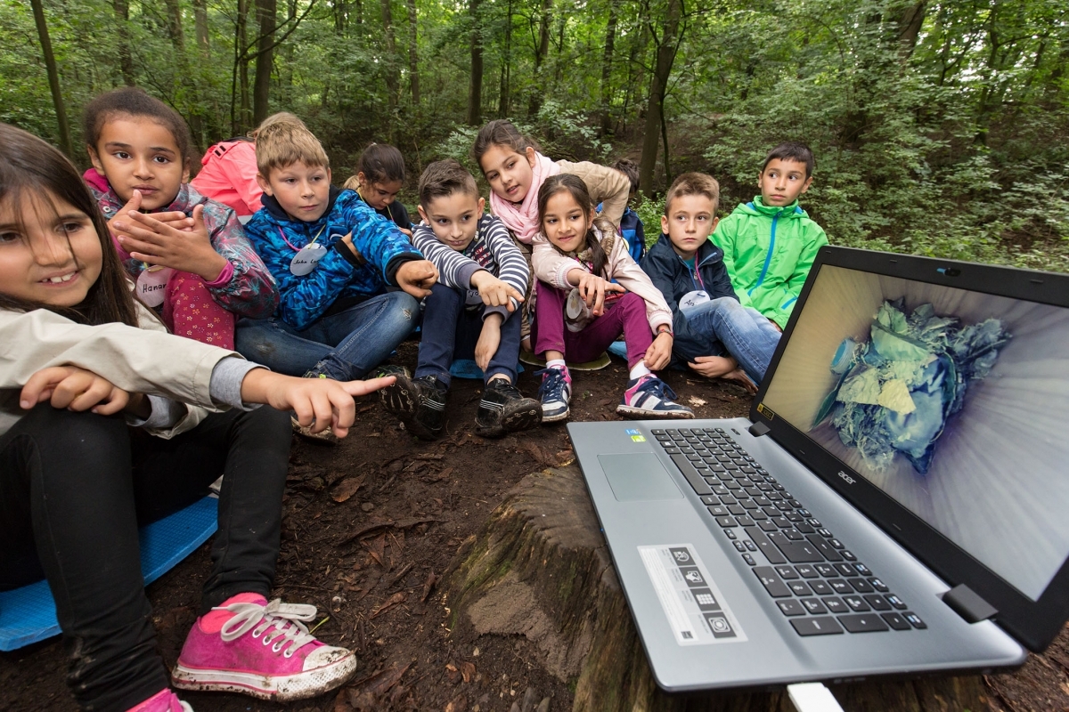 Mit dem Laptop unterwegs im Wald auf Siebenschläfer-Entdeckungstour ; Foto: R. Kossler