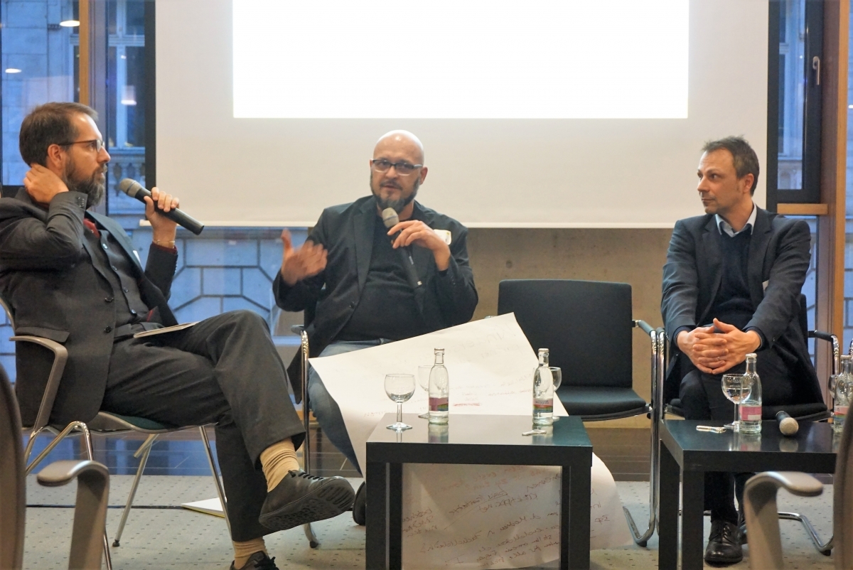 Achim Lauber und Adrian Liebig im Gespräch mit Moderator Marcus Richter 