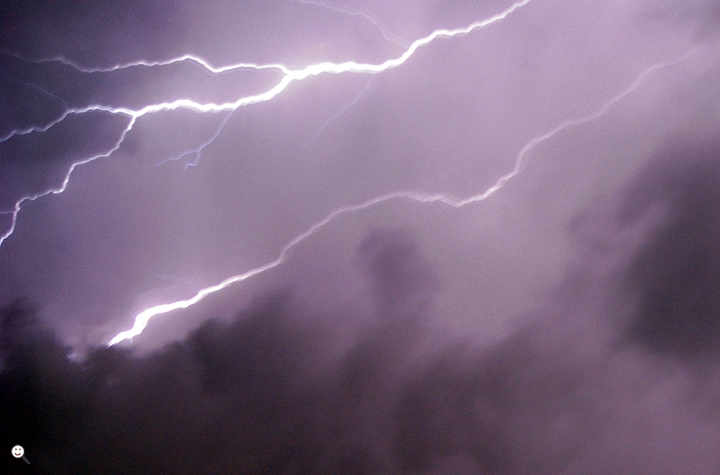 Gefährdet dieser Blitz meine Webseite?, Bild: find-das-bild.de/Michael Schnell