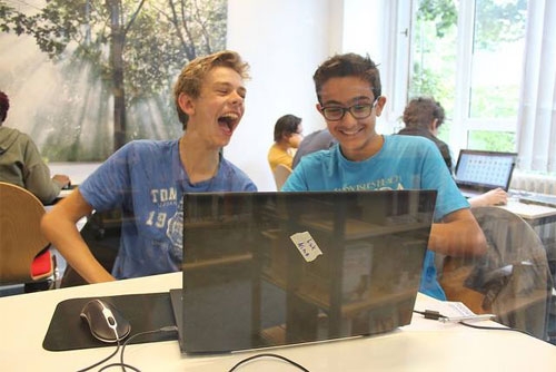 Zwei Jungen haben Spaß in der Computerspielschule Hamburg, Bild: Computerspielschule Hamburg