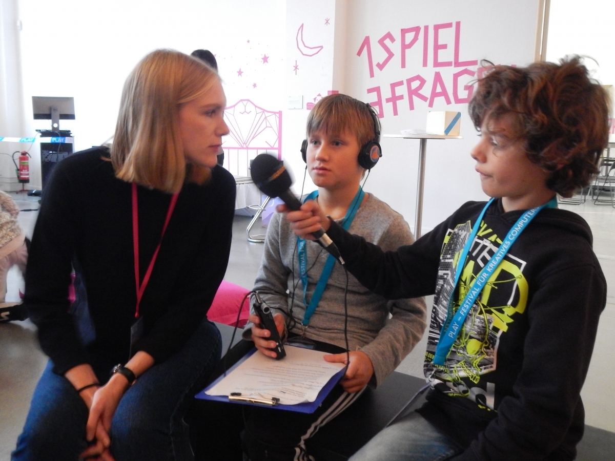 Kinderreporter der Radiofüchse interviewen Vera Marie Rodewald , Bild: Andrea Sievers