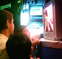 Kids spielen Game Boy