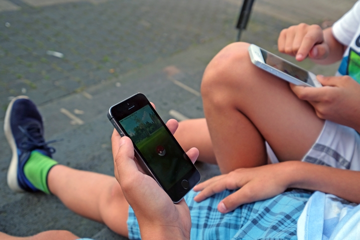 Kinder spielen auf einem Smartphone/ Bild: find-das-bild.de/Michael Schnell